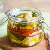 Glas mit eingelegtem Fenchel, Chili, Knoblauch und Kräutern in Öl. Perfekt zum Fenchel einlegen.