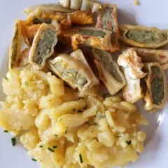Leckere Maultaschen selber machen Rezept: goldbraun gebratene Maultaschen mit herzhafter Füllung und Kartoffelsalat.