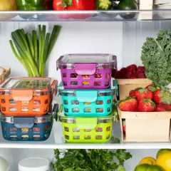 Bunte Vorratsbehälter mit Gemüse und Beeren. Oben liegen unreifes Obst und grünes Gemüse.