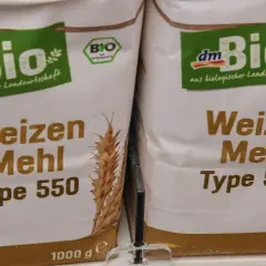 Zwei Säcke Bio-Weizenmehl Type 550, ein vielseitiges Mehl, das sich für viele Backwaren eignet.