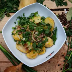 Kartoffelsalat mit Speck und Kräutern. Ob man Kartoffelsalat einfrieren kann, ist fraglich, aber dieser sieht köstlich aus!