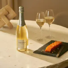 LALLIER Blanc de Blancs Champagner mit zwei Gläsern und einem Holzpuzzle.