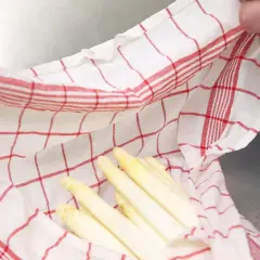 Gekochter Spargel in einem karierten Tuch. Wie lange haltbar? Frisch und appetitlich, bereit für die Lagerung.