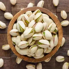 Schale mit Pistazien, die gesunde Omega-3-Fettsäuren liefern.
