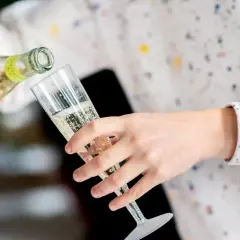 Sekt wird in ein Glas gegossen. Die Frage, wie lange kann man Sekt lagern, beschäftigt viele Genießer.