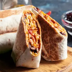 Fertige Burritos zum Einfrieren: Gestapelt und aufgeschnitten, zeigen sie eine Füllung aus Bohnen, Reis und Gemüse.