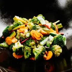 Buntes Gemüse (Brokkoli, Karotten, Zucchini) wird in einer Wokpfanne zubereitet. Ein schnelles und gesundes wok pfanne rezept.