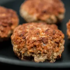 Gebratene Hackfleisch-Patties auf einem Teller. Wie lange ist hackfleisch gebraten haltbar?