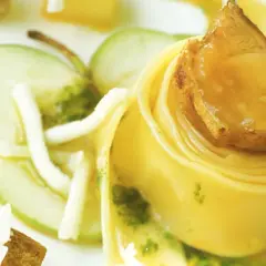 De Cecco Pappardelle mit Apfelscheiben, geriebenem Käse und karamellisierten Nüssen.