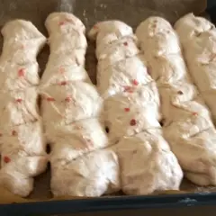 Teiglinge mit roten Sprenkeln, bereit, um Molke weiterzuverarbeiten.
