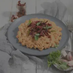 Cremiges Risotto mit getrockneten Tomaten und Basilikum. Man kann Risotto einfrieren, aber die Konsistenz verändert sich.