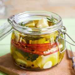 Glas mit eingelegtem Fenchel, Chili, Knoblauch und Kräutern in Öl. Perfekt zum Fenchel einlegen.