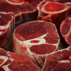 Frische Rinderbeinscheiben, bereit für die Zubereitung. Hoffentlich riecht das Rindfleisch komisch, wenn es nicht mehr frisch ist.