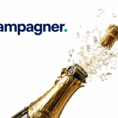 Champagner sprudelt aus einer geöffneten Flasche, der Korken fliegt davon. Was ist Champagner? Ein Festgetränk!