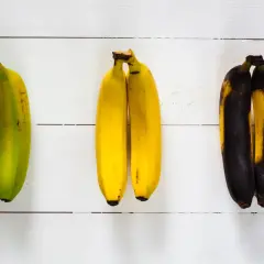 Drei Paare Bananen: links unreif grün, in der Mitte reif gelb, rechts überreif schwarz.