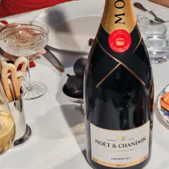 Elegante Tafel mit Moët & Chandon Champagner, Garnelen und Brot. Die Herkunft des Champagners ist unverkennbar.