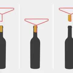 Anleitung: Korken ziehen ohne Korkenzieher. Ein Trichter wird über die Flasche gesetzt, der Korken wird herausgedrückt und dann herausgezogen.