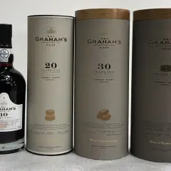 Eine Flasche und drei Röhren mit Graham's Tawny Port, darunter ein 10 Jahre alter roter Portwein.