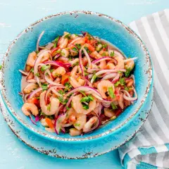 Erfrischendes Garnelen-Ceviche mit Tomaten, roten Zwiebeln und Koriander – perfekte sommer rezepte mittagessen.