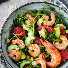 Frischer Salat mit saftigen Garnelen roh essen, Avocado, Grapefruit und zarten Sprossen. Ein Genuss!