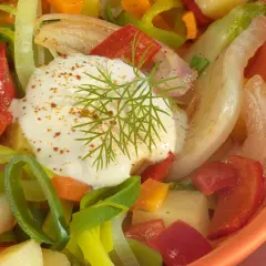 Buntes Gemüse mit Fenchel und Paprika, garniert mit Dill und einem Klecks Joghurt.