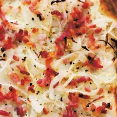 Flammkuchen machen: knuspriger Teig mit Zwiebeln, Speck und einer cremigen Basis. Perfekt zum Teilen!