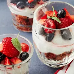 Sommerliche Beeren-Trifle im Glas, ein einfaches und köstliches Dessert.