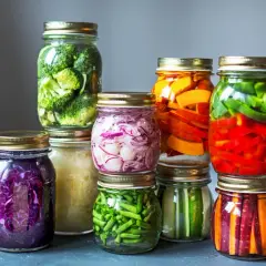 Bunte Vielfalt: Rotkohl, Brokkoli, Kürbis, Paprika, Zwiebeln, Bohnen und Karotten fermentieren im Weckglas.