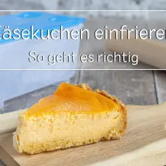 Ein Stück cremiger Käsekuchen auf einem Holzbrett. Daneben ein Behälter, der zeigt, wie man Käsekuchen einfrieren kann, damit er lange frisch bleibt.