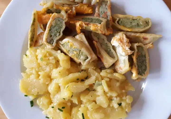Leckere Maultaschen selber machen Rezept: goldbraun gebratene Maultaschen mit herzhafter Füllung und Kartoffelsalat.