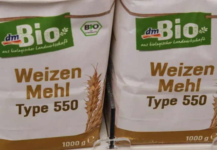 Zwei Säcke Bio-Weizenmehl Type 550, ein vielseitiges Mehl, das sich für viele Backwaren eignet.