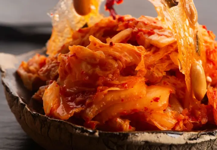 Nahaufnahme von würzigem, fermentiertem Chinakohl, der in einer Schüssel serviert wird. Dieses kimchi ohne fischsauce ist ein Genuss für Veganer.