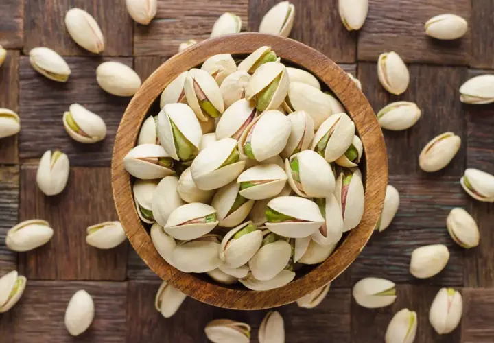 Schale mit Pistazien, die gesunde Omega-3-Fettsäuren liefern.