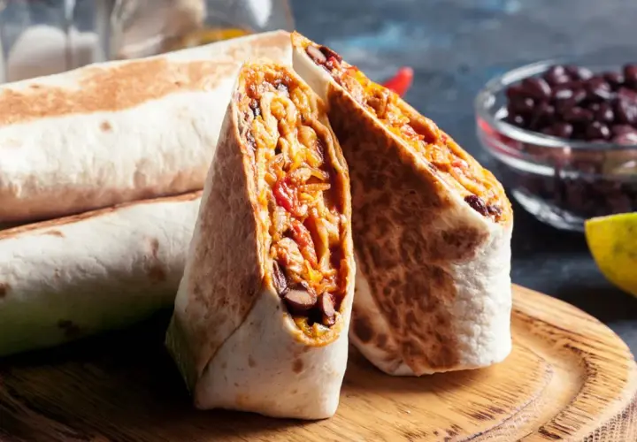 Fertige Burritos zum Einfrieren: Gestapelt und aufgeschnitten, zeigen sie eine Füllung aus Bohnen, Reis und Gemüse.