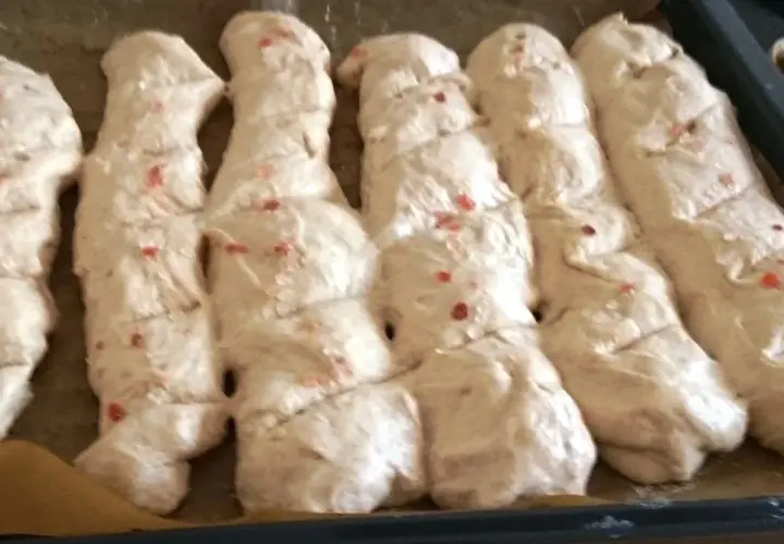 Teiglinge mit roten Sprenkeln, bereit, um Molke weiterzuverarbeiten.