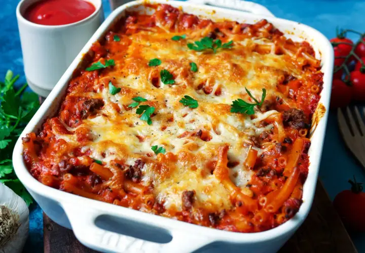 Herzhafte Nudeln alla Mama, überbacken mit geschmolzenem Käse und garniert mit Petersilie. Ein Klassiker, der immer schmeckt!