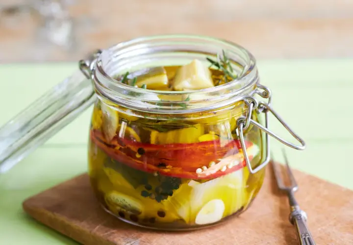 Glas mit eingelegtem Fenchel, Chili, Knoblauch und Kräutern in Öl. Perfekt zum Fenchel einlegen.
