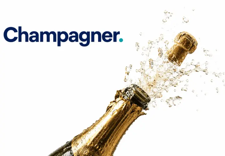 Champagner sprudelt aus einer geöffneten Flasche, der Korken fliegt davon. Was ist Champagner? Ein Festgetränk!