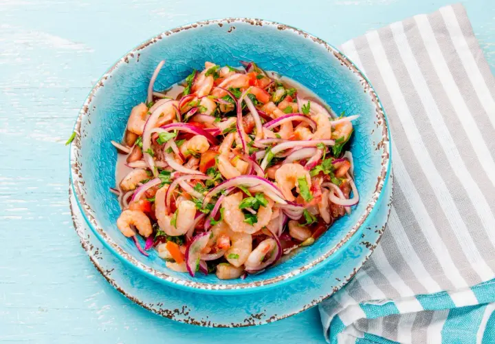 Erfrischendes Garnelen-Ceviche mit Tomaten, roten Zwiebeln und Koriander – perfekte sommer rezepte mittagessen.