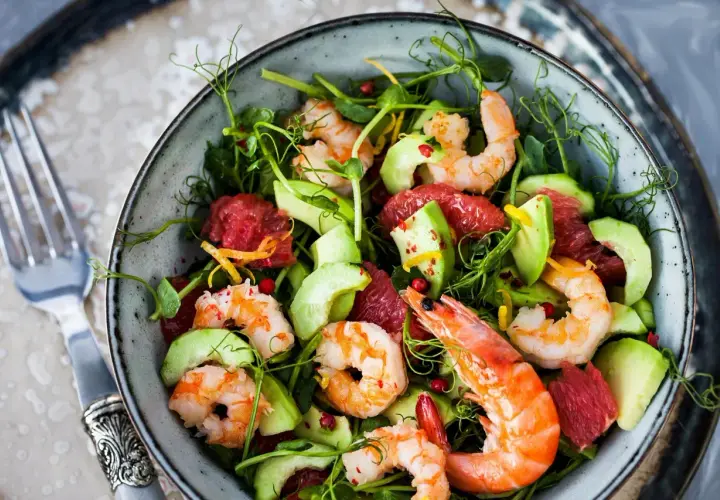 Frischer Salat mit saftigen Garnelen roh essen, Avocado, Grapefruit und zarten Sprossen. Ein Genuss!