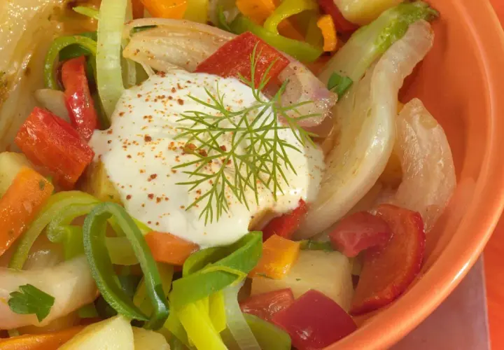 Buntes Gemüse mit Fenchel und Paprika, garniert mit Dill und einem Klecks Joghurt.
