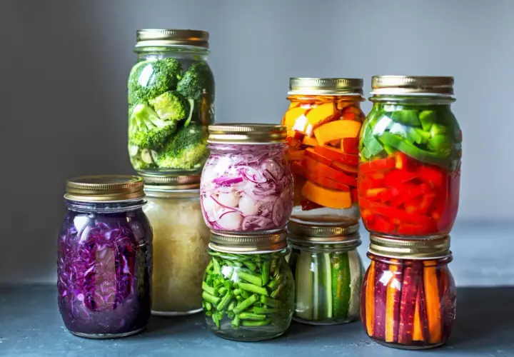 Bunte Vielfalt: Rotkohl, Brokkoli, Kürbis, Paprika, Zwiebeln, Bohnen und Karotten fermentieren im Weckglas.