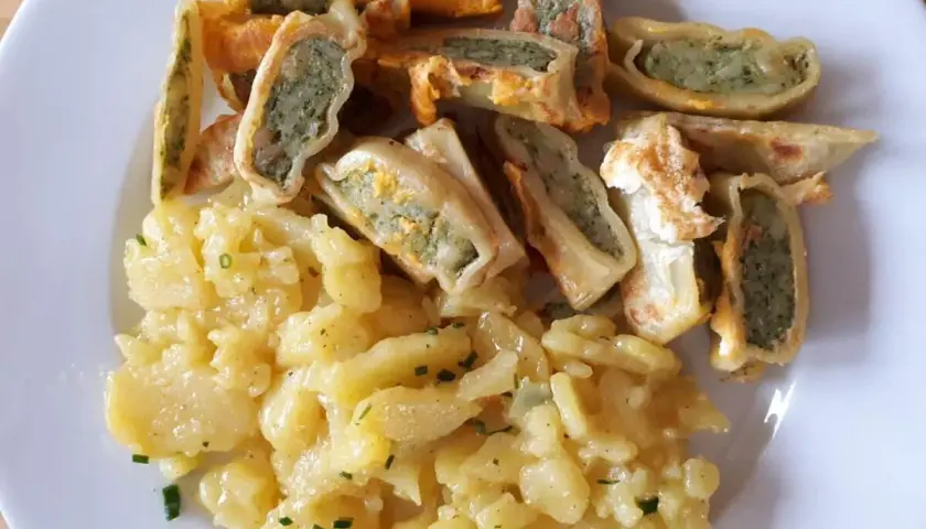 Leckere Maultaschen selber machen Rezept: goldbraun gebratene Maultaschen mit herzhafter Füllung und Kartoffelsalat.