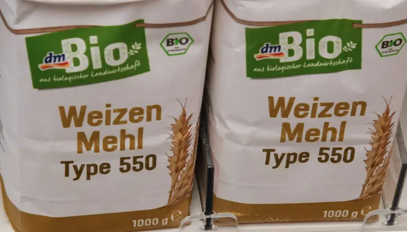 Zwei Säcke Bio-Weizenmehl Type 550, ein vielseitiges Mehl, das sich für viele Backwaren eignet.