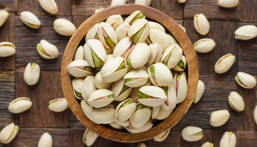 Schale mit Pistazien, die gesunde Omega-3-Fettsäuren liefern.