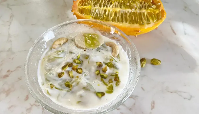 Kiwano-Rezept: Cremiges Dessert mit Banane, Cashews und Pistazien, garniert mit einer halbierten Kiwano-Frucht.