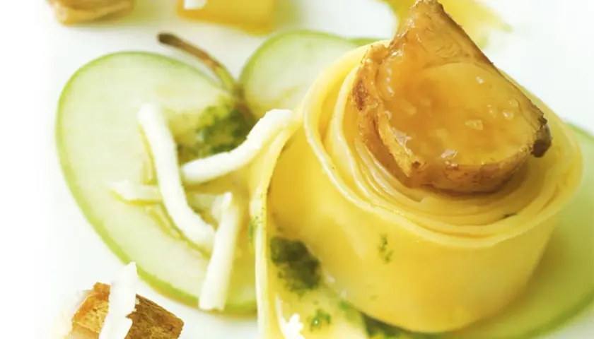 De Cecco Pappardelle mit Apfelscheiben, geriebenem Käse und karamellisierten Nüssen.