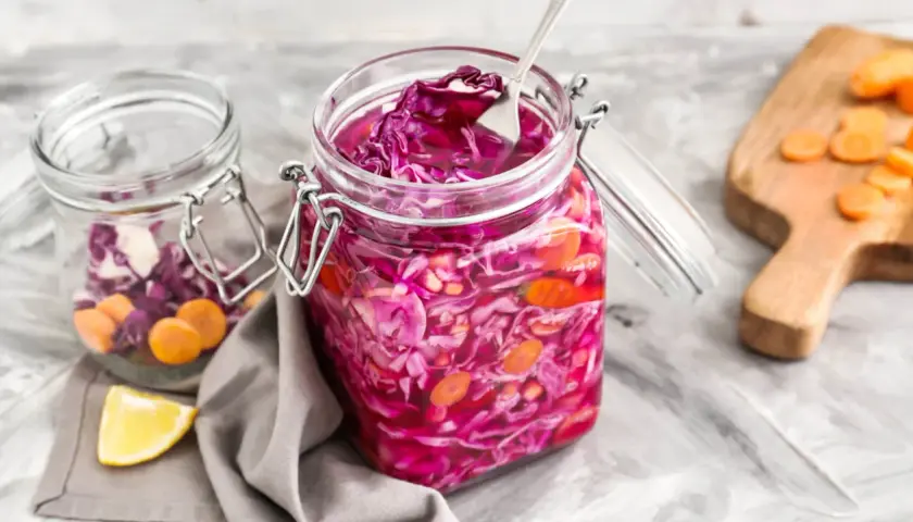 Fermentierter Rotkohl in Gläsern. Woran erkennt man das Rotkohl schlecht ist? Anzeichen sind Schimmel, unangenehmer Geruch oder matschige Konsistenz.