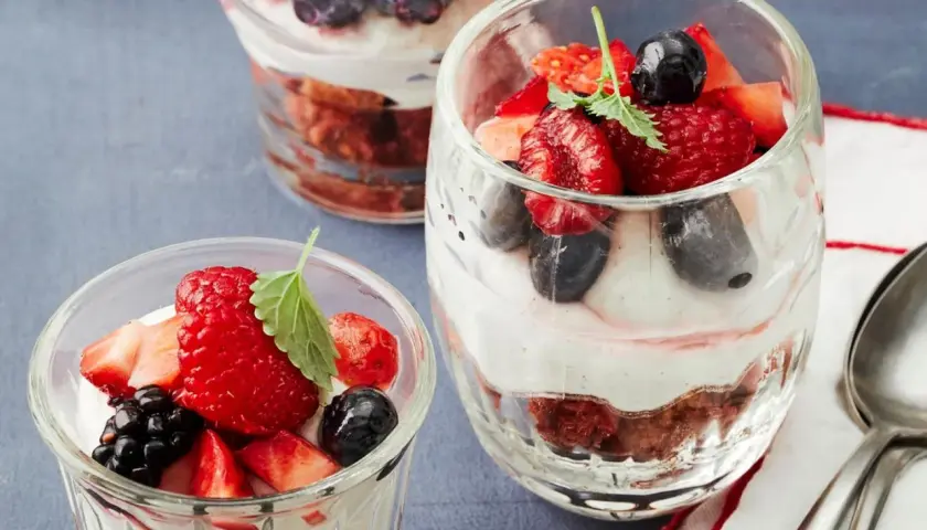 Sommerliche Beeren-Trifle im Glas, ein einfaches und köstliches Dessert.
