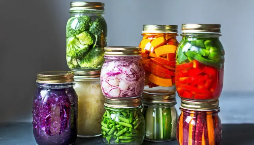 Bunte Vielfalt: Rotkohl, Brokkoli, Kürbis, Paprika, Zwiebeln, Bohnen und Karotten fermentieren im Weckglas.